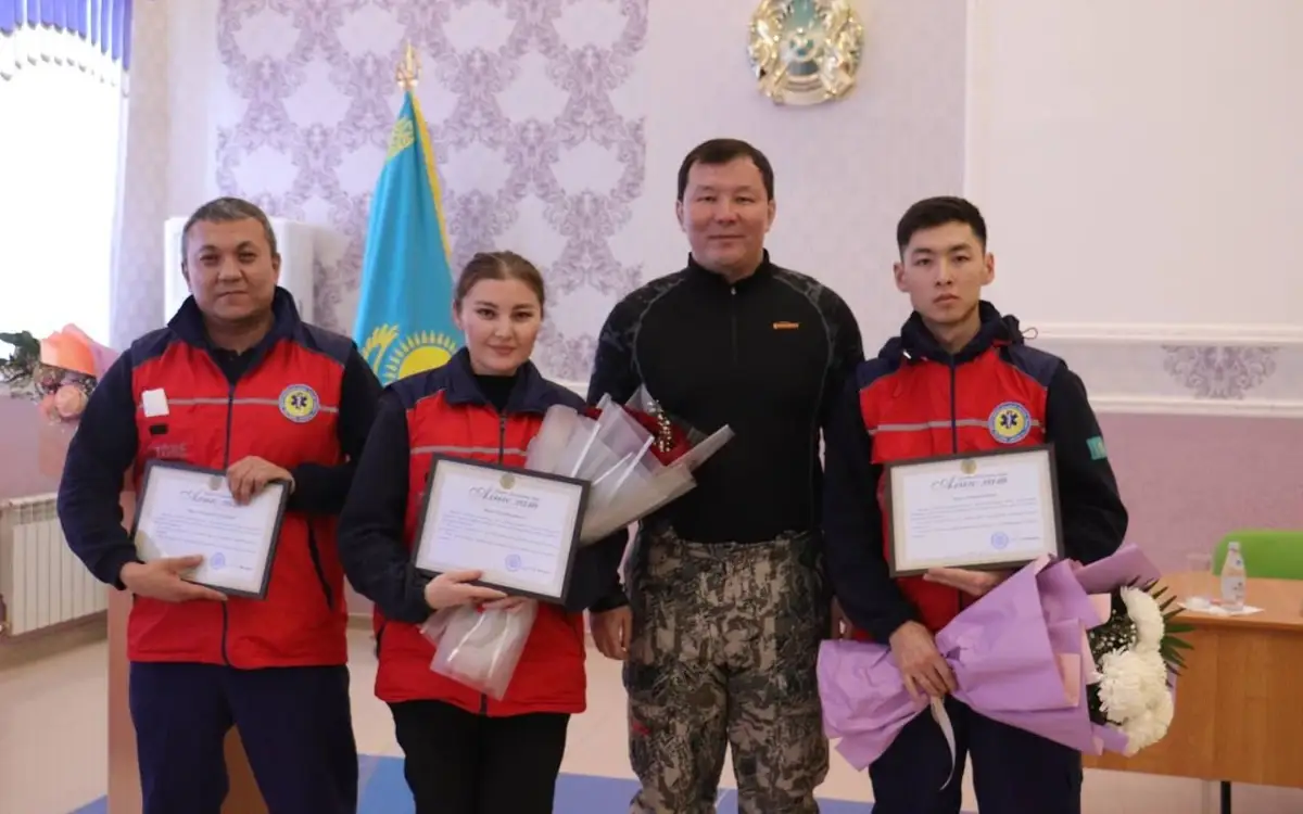 Асхат Шахаров шақыртуға қар омбылап барған фельдшерлерді марапаттады