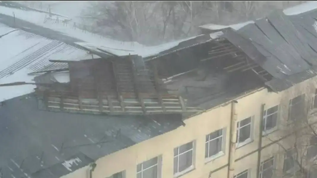 Қатты жел Сәкен Сейфуллин университеті ғимаратының шатырын жұлып кетті