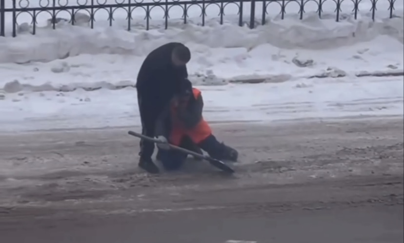 Желіде ер адамның қар тазалаушыны жұлқылап жатқан видеосы тарады
