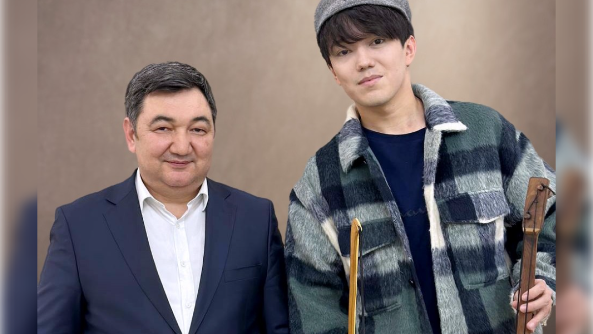 Дархан Қыдырәлі Димаш Құдайбергенге көне қобыздың көшірмесін сыйға тартты