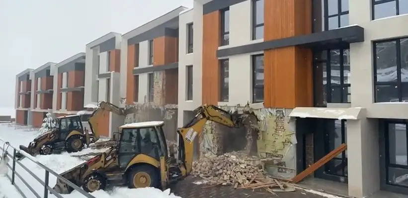 Алматыда заңсыз салынған тұрғын үй кешенін бұзу жұмыстары басталды