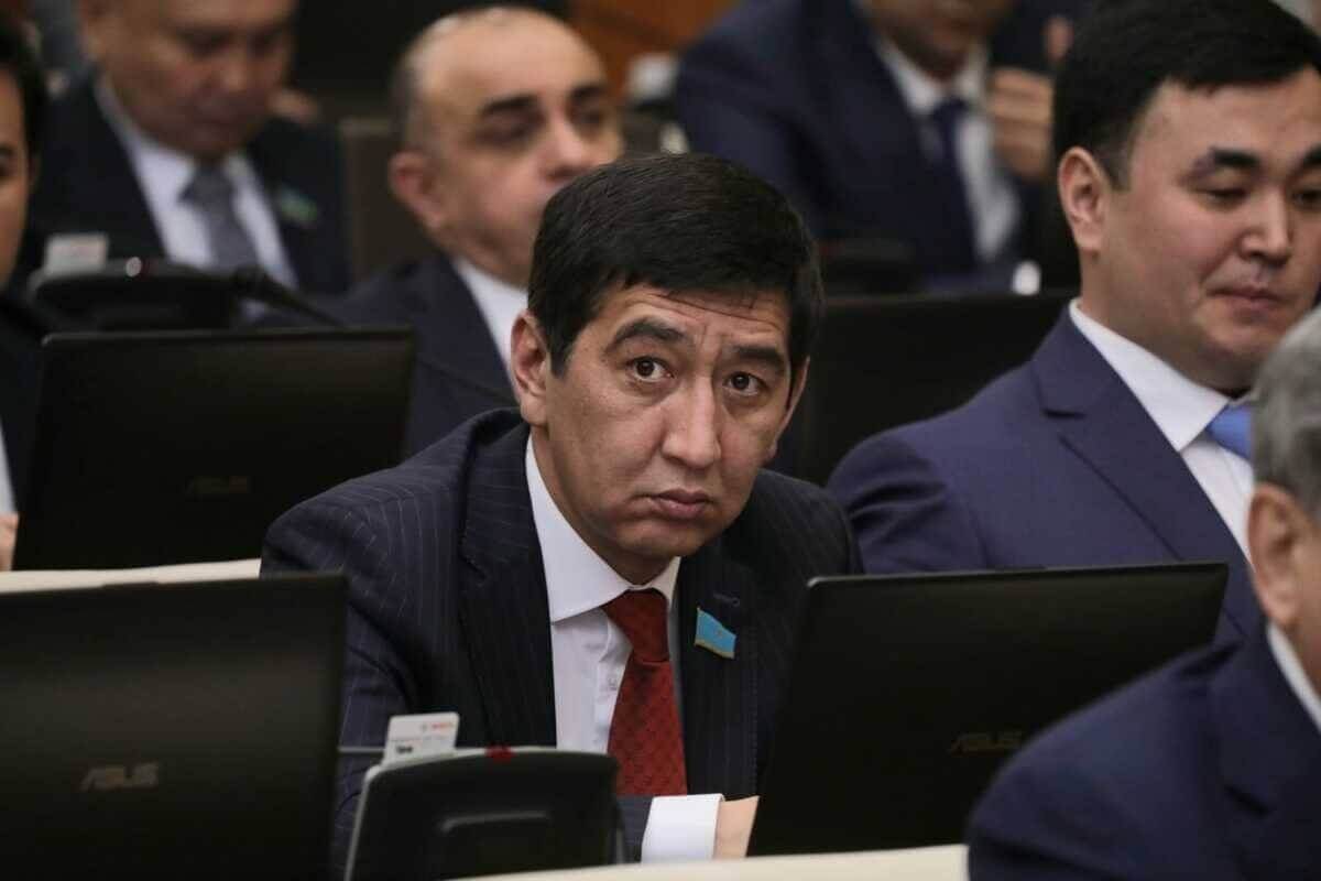 «Әділетті Қазақстан қашан орнайды?». Құзырлы органдар Ринат Зайытовтың сауалына жауап бере алмады