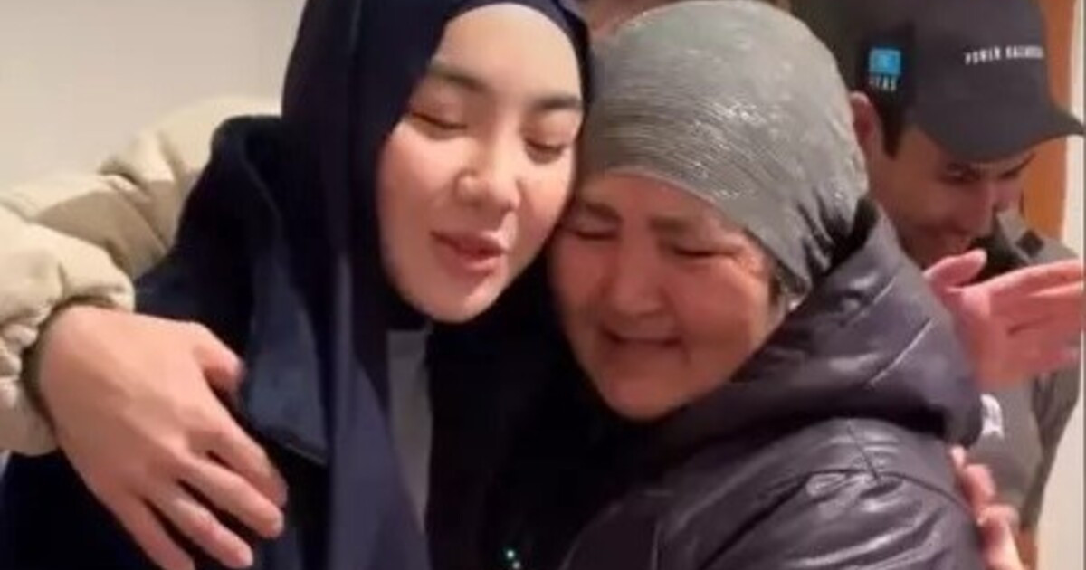 Блогер жалғызбасты анаға үй сыйлады