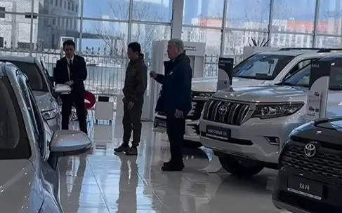 Атырауда тасқын кезінде автосалонда жүрген шенеуніктің басы дауға қалды