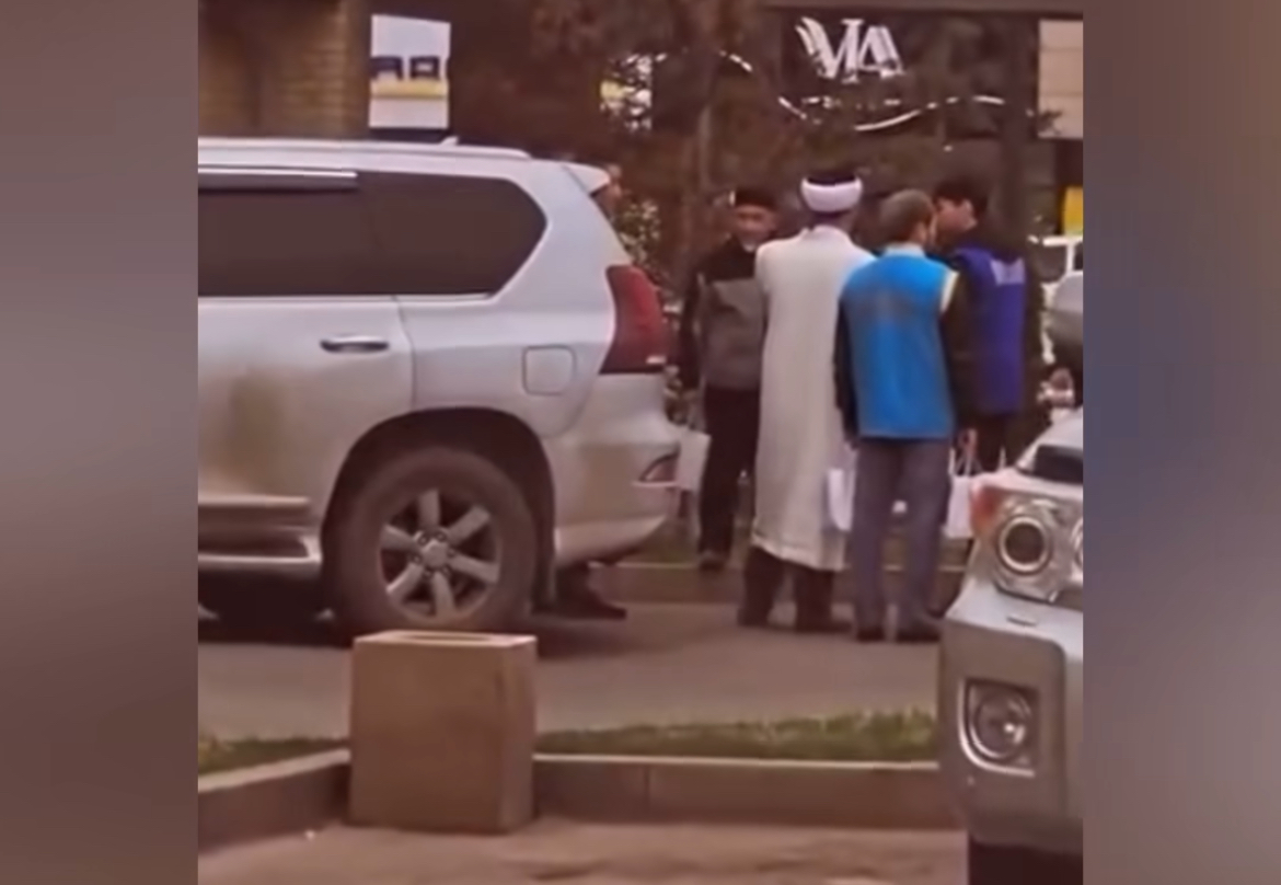 Таразда тұрғындардың садақаға берген ақшасына жаңа автокөлік алды деп Имам айыпталды
