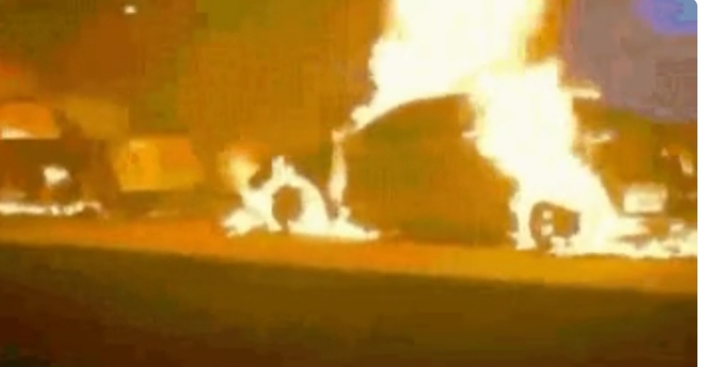 Нигерияда жанармай құятын цистернаның жарылуы салдарынан кептелісте 300-ге жуық көлік өртеніп кетті