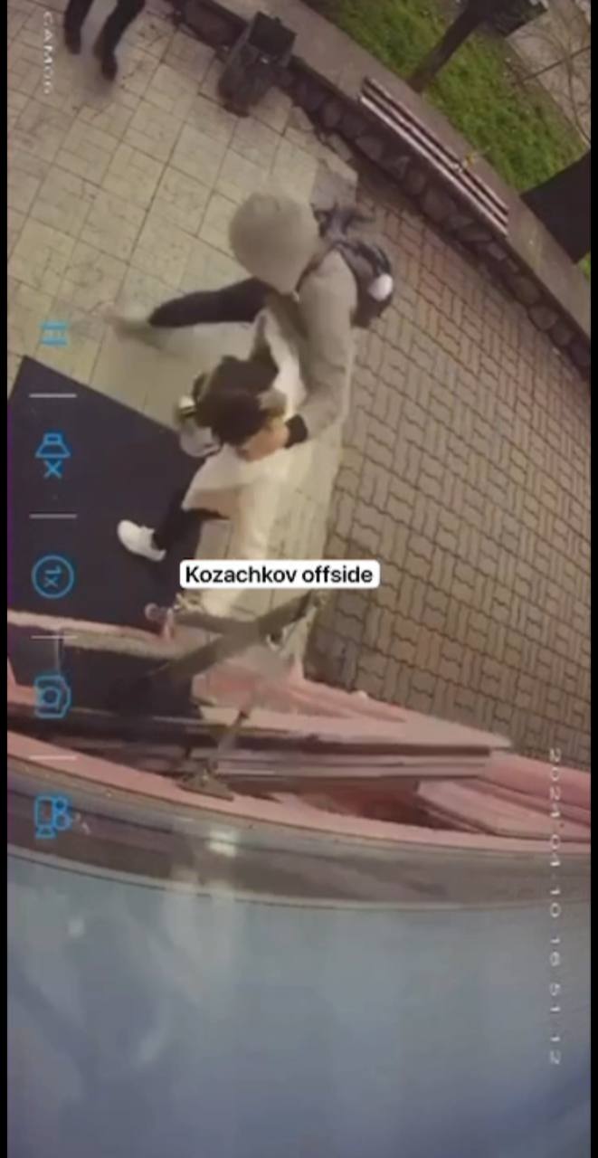 Алматыда ер адам орындықта отырған әйелді ұрып-соққан