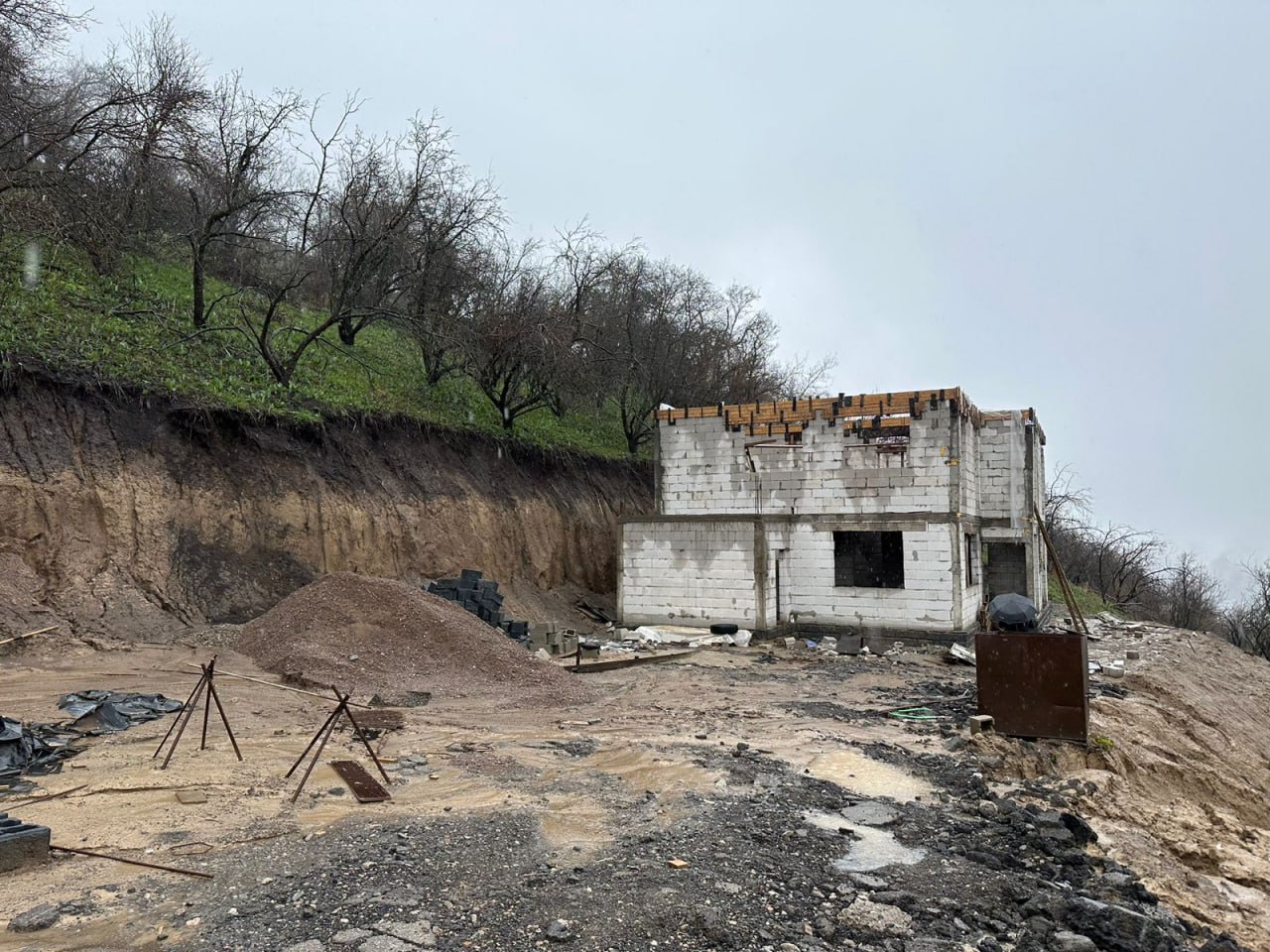 Алматыда балшық массасының түсуіне заңсыз құрылыс себеп болды
