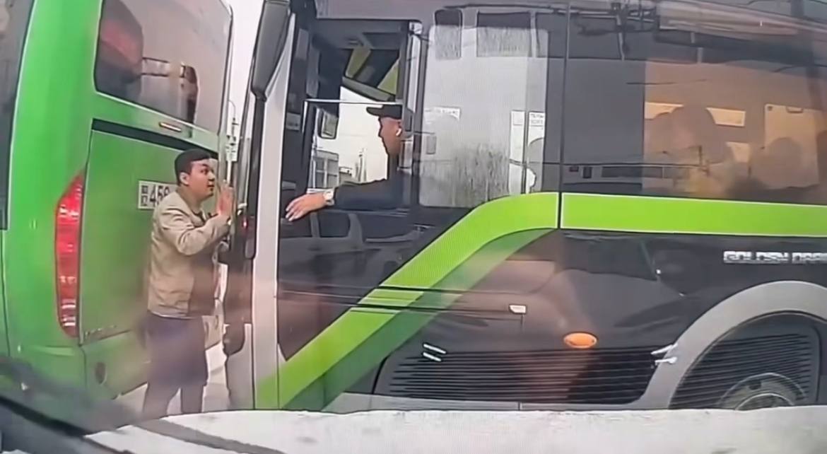 Алматыда кептеліс кезінде жас адам автобус астында қала жаздады