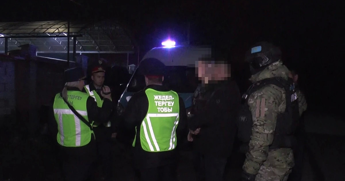 "Жалдамалы коттеджде 29 адамды қамап ұстаған": Алматыда қылмыстық топтың 7 мүшесі ұсталды