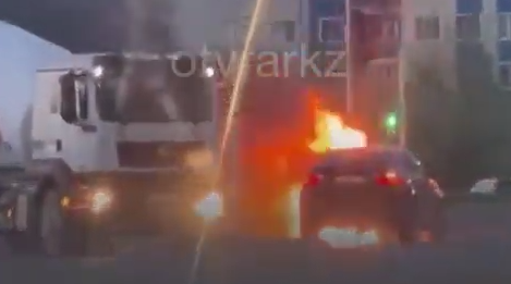 Шымкент көшесінде BMW автокөлігі жанып кетті