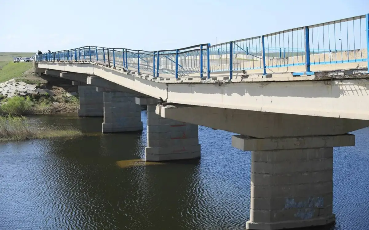 Ақтөбеде су тасқыны кезінде жарамсыз күйге түскен көпір жанынан уақытша жол салынды
