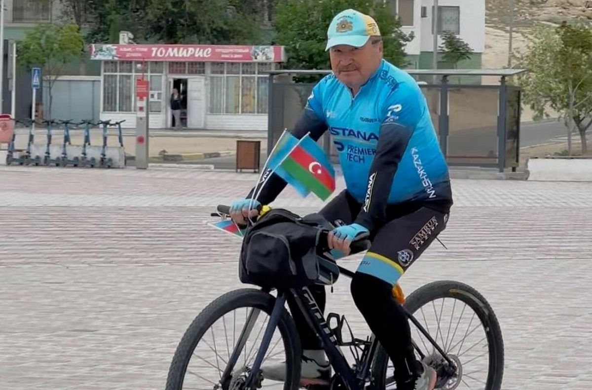 Зейнеткер Ақтаудан Парижге велосипедпен жол жүрді