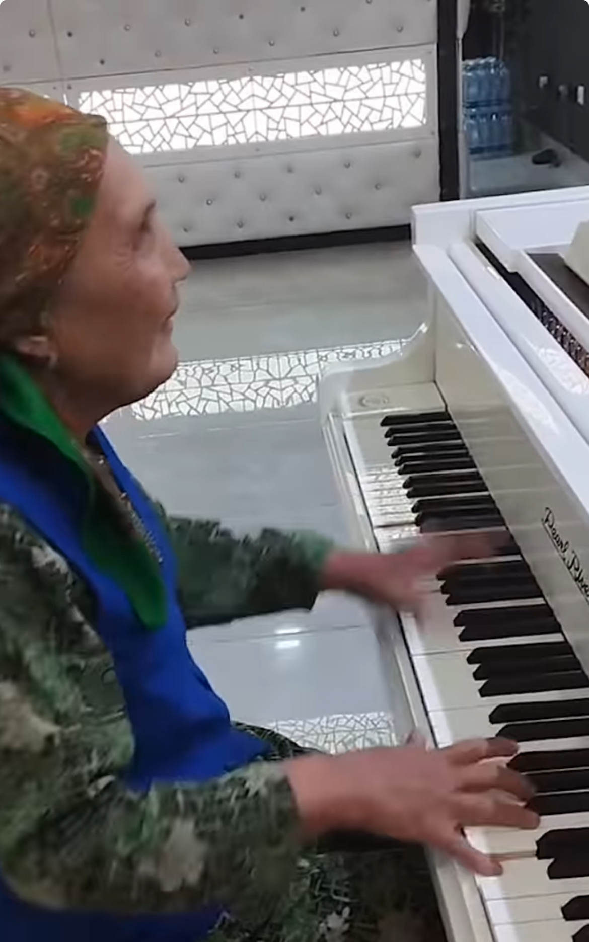 Мүгедек кәрі ананың пианинода ойнаған бейнежазбасы тарауда