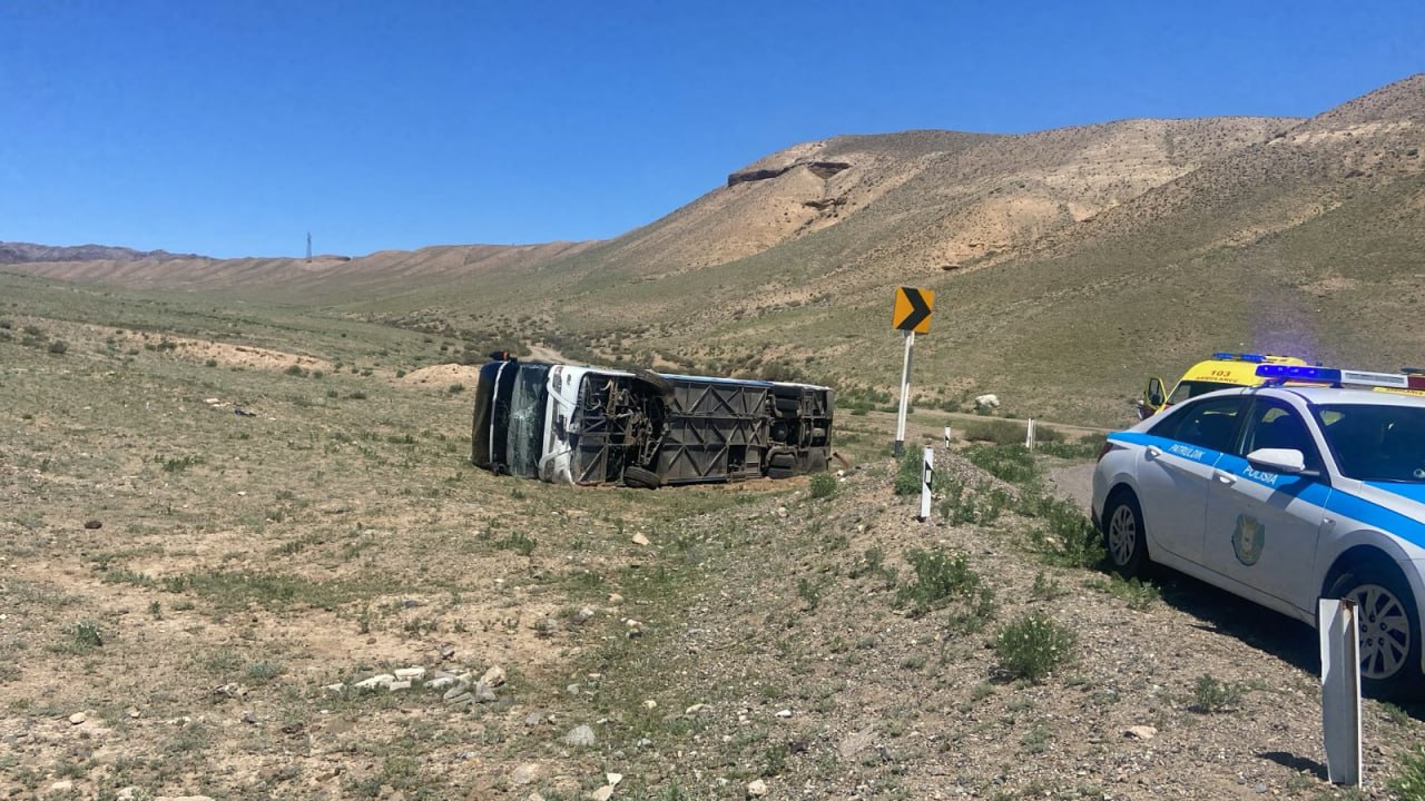Алматы облысында туристері бар автобус аударылды