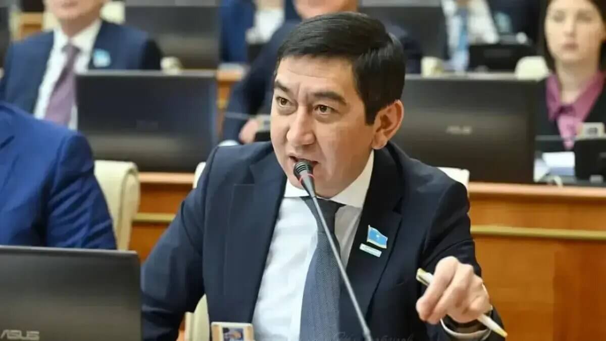 «100% жемқорлық»: Депутат Ринат Зайытов елдегі жол сапасына қатысты пікір білдірді