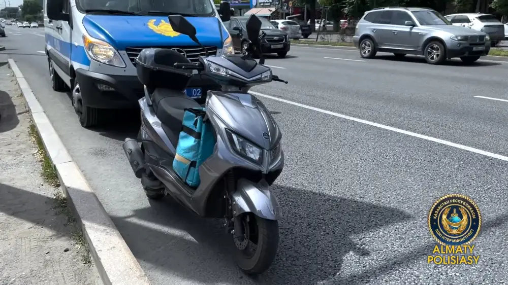 Алматыда қару ұстаған мопед жүргізушісі ұсталды