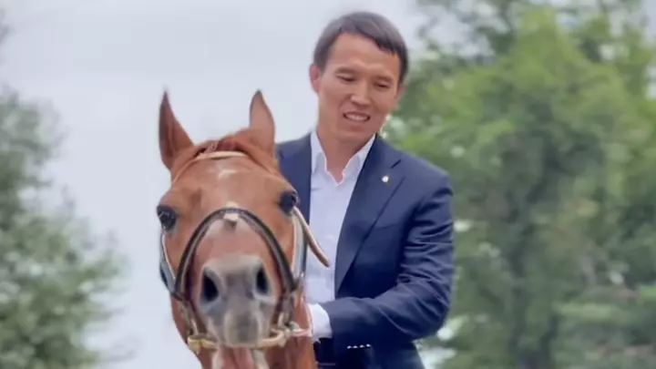 Қырғыздар қазақстандық әкімге құрмет көрсетіп, ат мінгізді