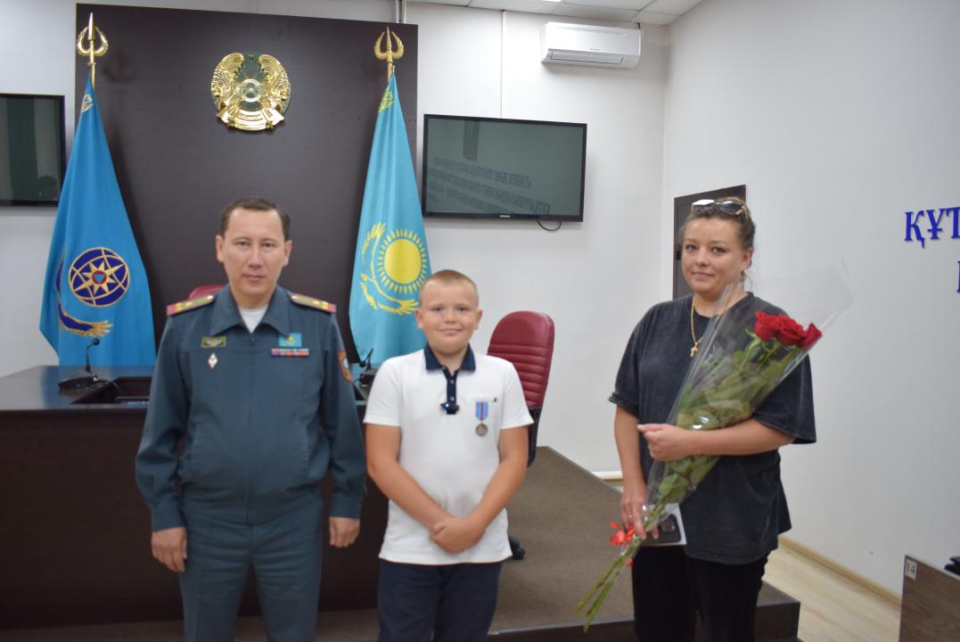 Көкшетауда 10 жасар бала өрт шыққан үйден інісін құтқарған