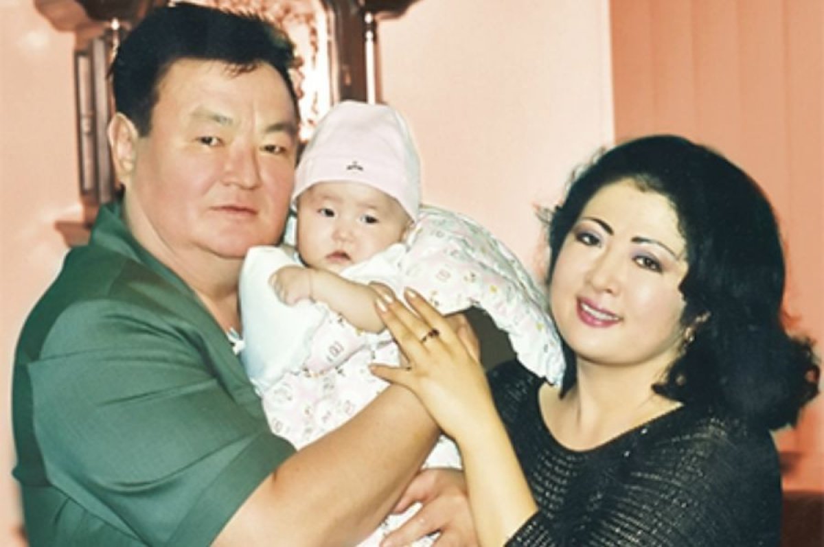 «33 мың долларға жасатқан»: Мақпал Жүнісова марқұм күйеуі Заманбек Нұрқаділовтің сыйлығын көрсетті