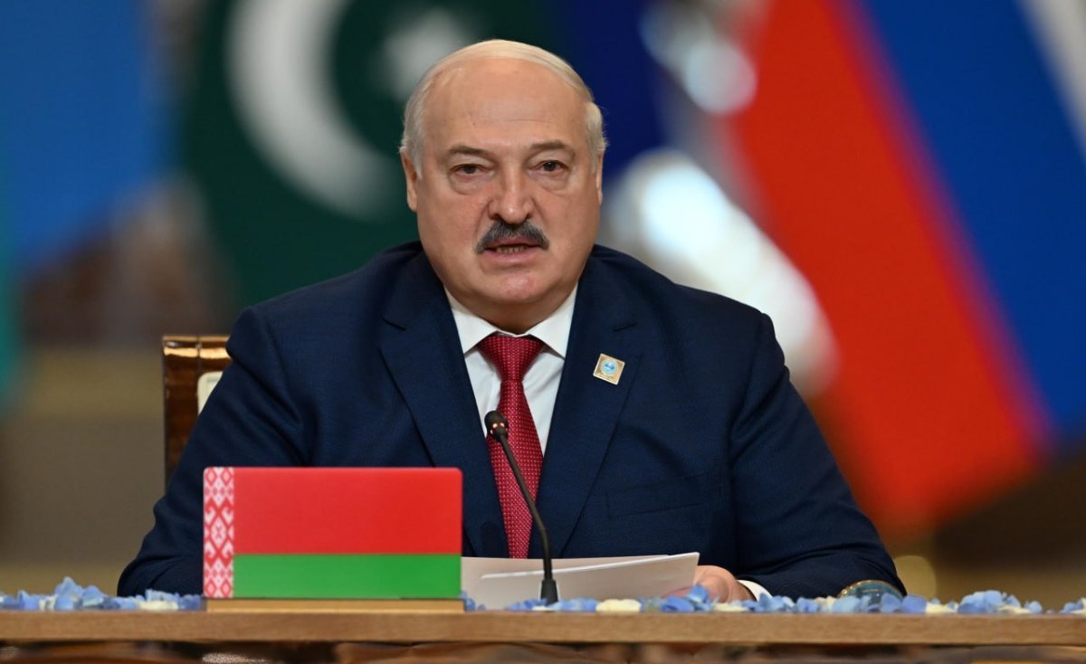 «Несіне дірілдейміз»: Лукашенко ШЫҰ елдерін доллардан бас тартуға шақырды