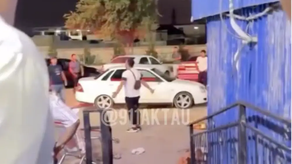 Маңғыстауда ер адам жұрттың көзінше әйелді пышақтап тастады