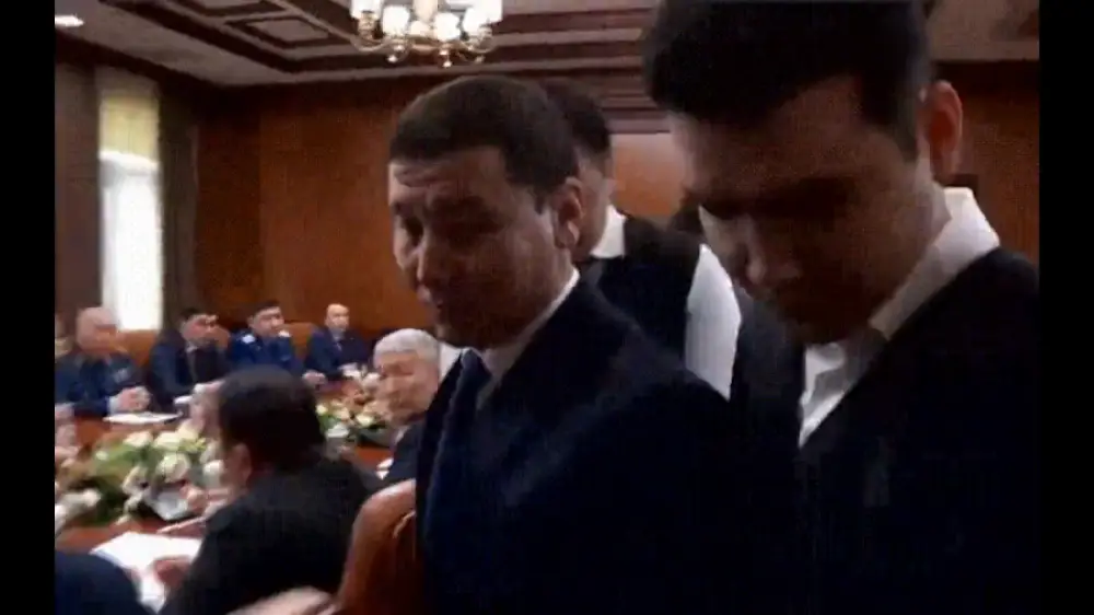 Шымкентте жиналыс үстінде ұсталған бұрынғы шенеунік сот алдына келді