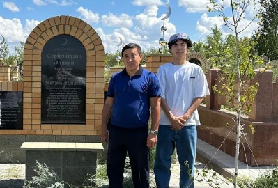 "Арамызда болса, 18 жасқа толар еді": Серікзат Дүйсенғазы марқұм ұлының басына барды