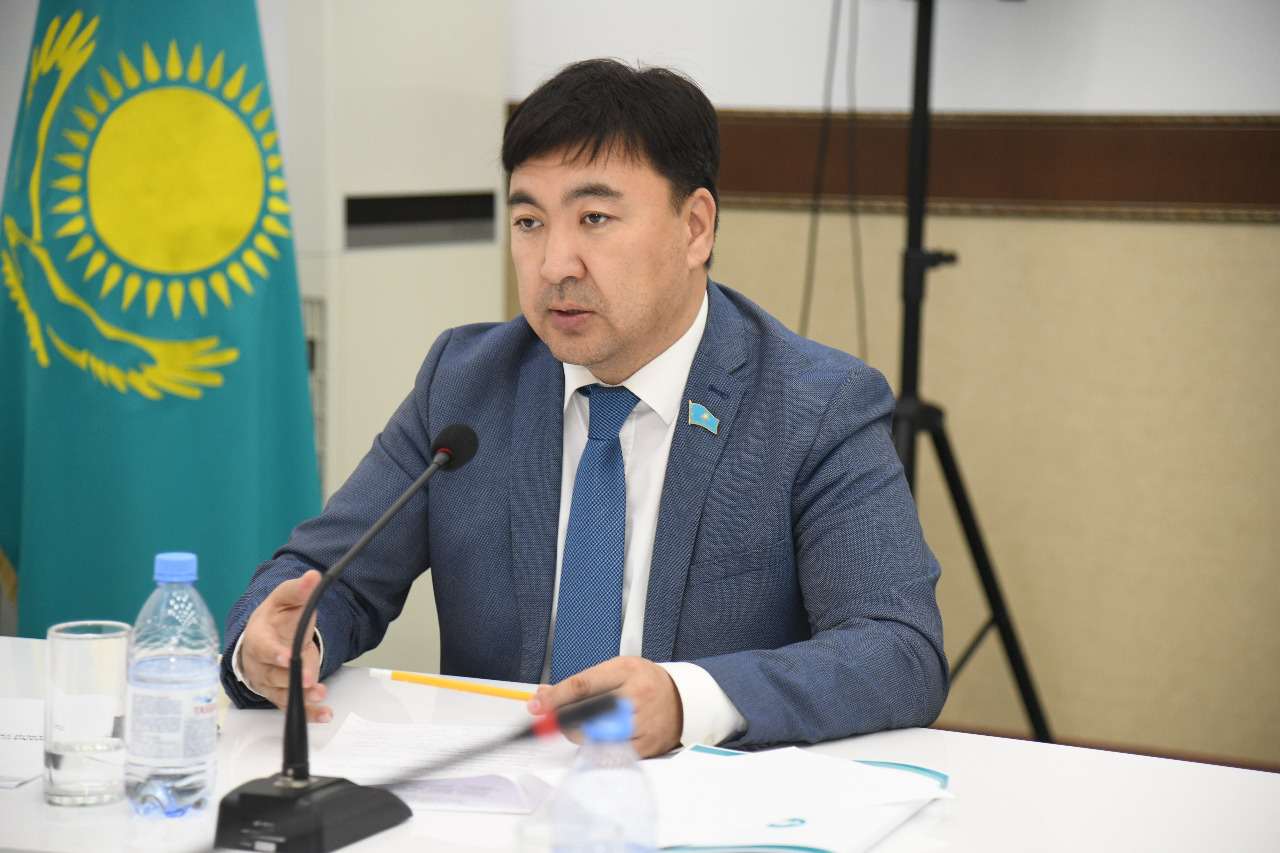 «Құлаққа кеспе»: Халық Қаһары атыраулық әкім орынбасары Нұржан Ермұхановтан өз сөзінде тұруды талап етеді 