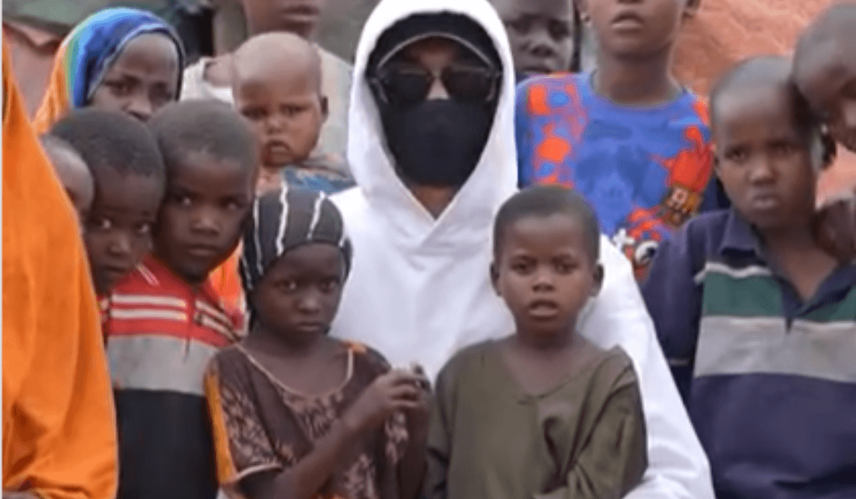 Маска таққан жігіт Африкада мешіт пен мектеп салып, құдық қазып берді