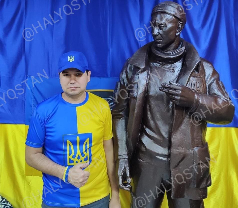"Слава Украине!".  Алматыда Украина сарбазына есеерткіш жасалды