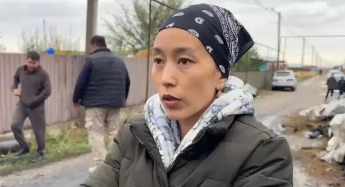 Парта артында труси көрінеді Жас томпақ порно