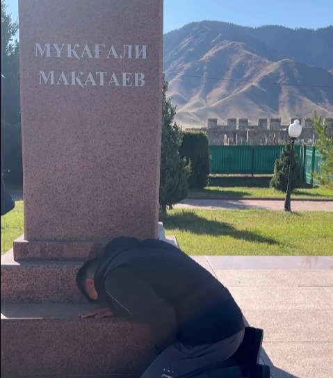 "Мұқағали сорлы еркек".ТикТокер айтқан сөздері үшін тізерлеп кешірім сұрады(ВИДЕО)