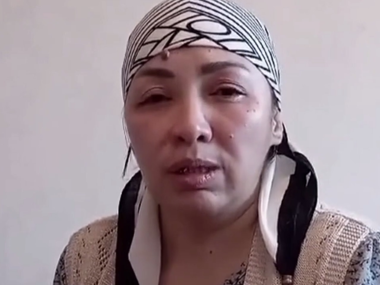 "Менің ұлымды өлтіріп, биіктен лақтырып тастады". Қайғырған ана әділдікті талап етеді (ВИДЕО)