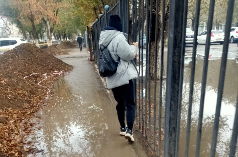 "Екі ай бойы батпақта". БСМП жанындағы қазылған тротуар үшін кім жауап береді?