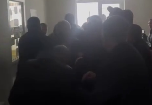 "Жаға жыртысу басталды". Грузияда парламенттік сайлау кезінде бұзушылықтар тіркеліп жатыр (ВИДЕО)