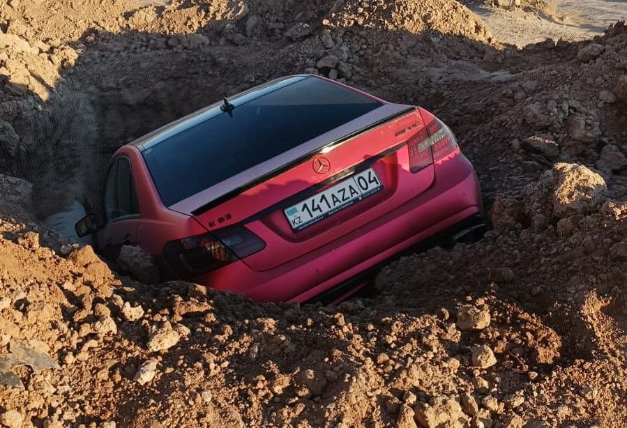 "Ақтөбеде көлік шұңқырға түсіп кетті": жүргізуші түрмеге қамалады