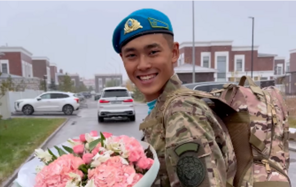 «Тосын сый жасады»: Динара Сәтжан ұлының әскерден оралғанын айтты