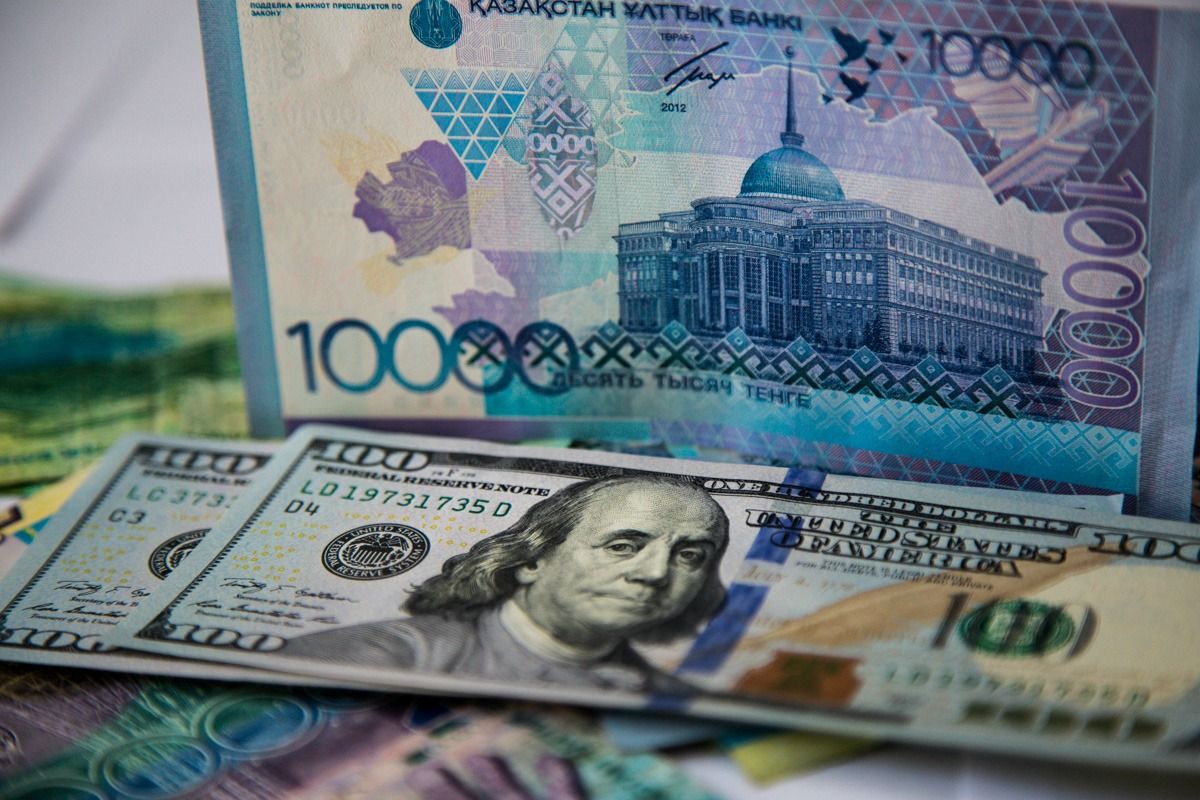 Теңге тағы да әлсіреді: Жаңа факторлар мен Ұлттық банк түсіндірмесі