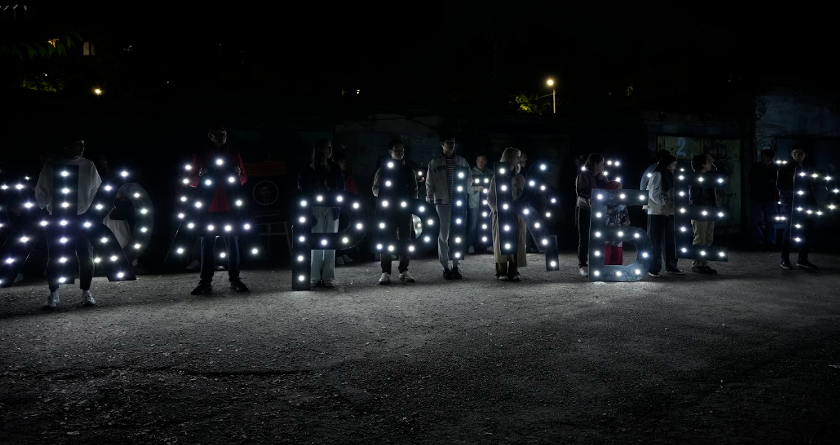 «Ештен кеш жақсы»: Алматыдағы М. Әуезов көшесінде жарық пайда болды
