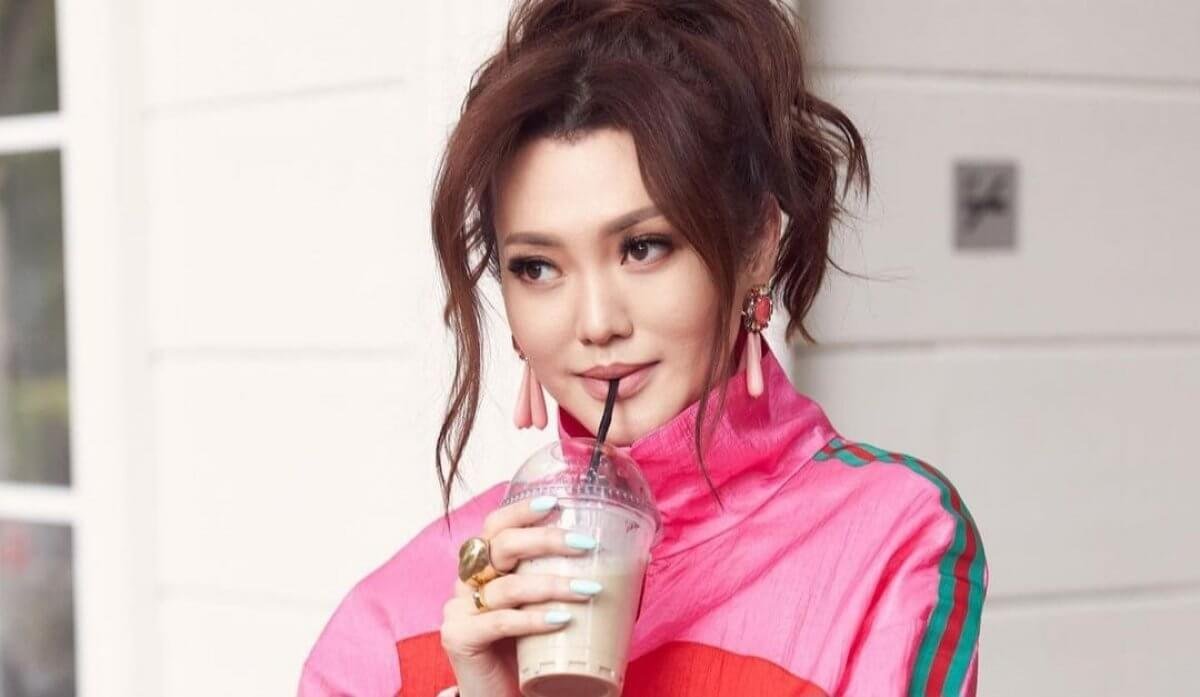 «Ақша сұрамайтындай картамды толтырып қояды»: Ерке Есмахан үйінде ақшаны кім ұстайтынын айтты