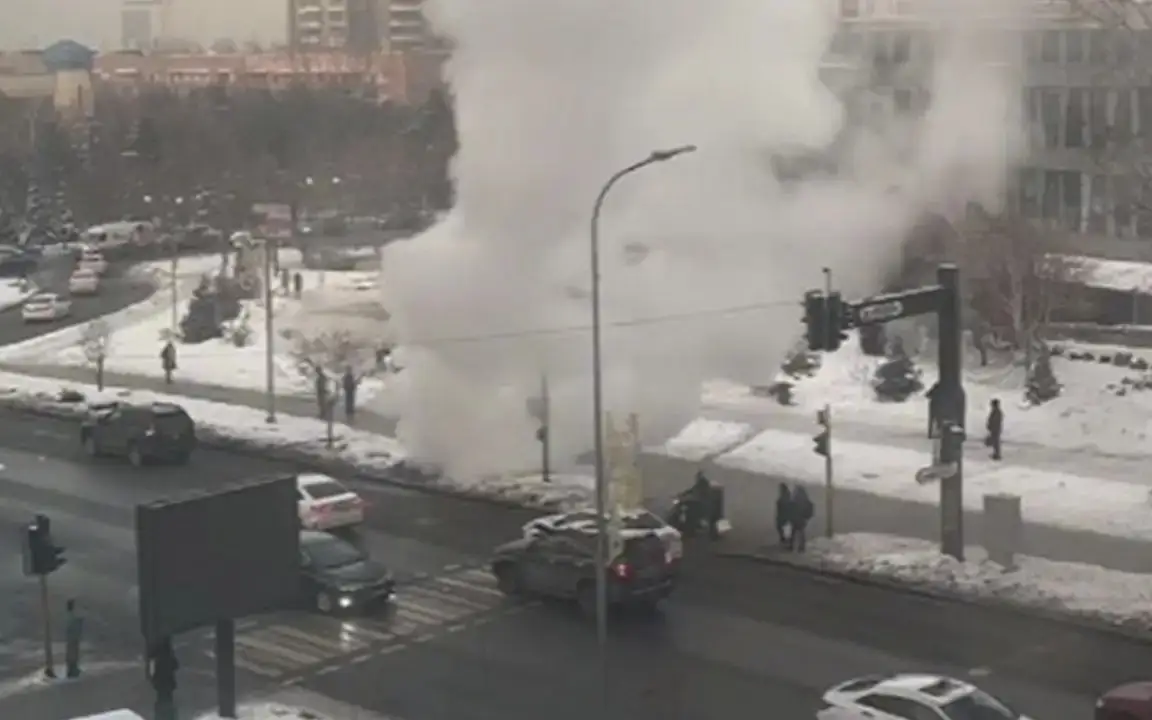 Алматыда жылу құбыры жарылды