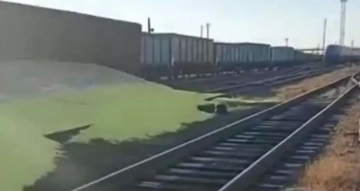 Атырау облысында жүк вагоны аударылып, жерге күкірт төгілді