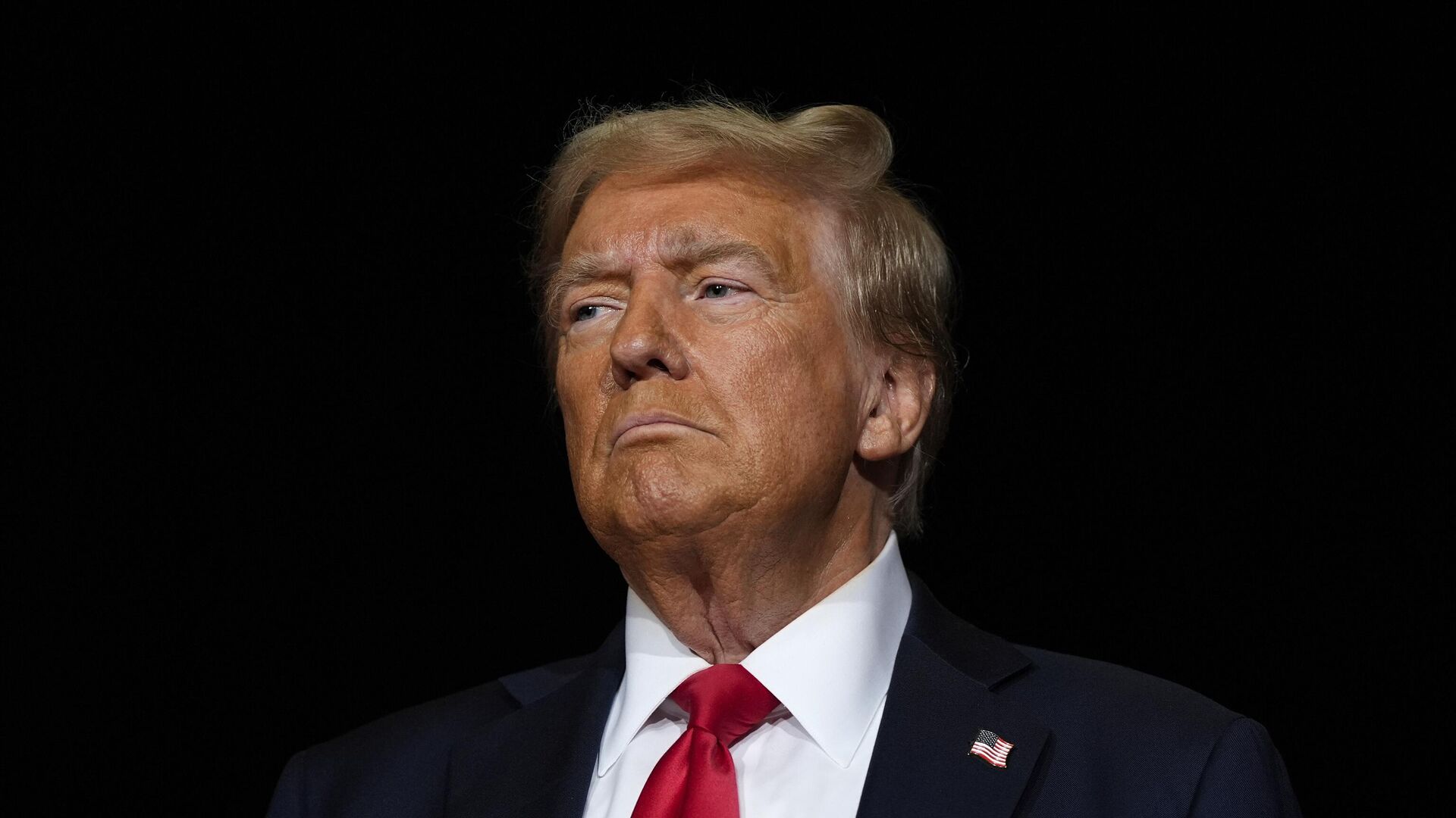 Трамп билікке келе сала АҚШ-та жұмыс істеуге рұқсат беретін миграциялық қосымшаны жойды