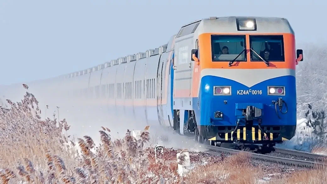 Қазақстан трассасынан 500-ден астам адам поездармен эвакуацияланды