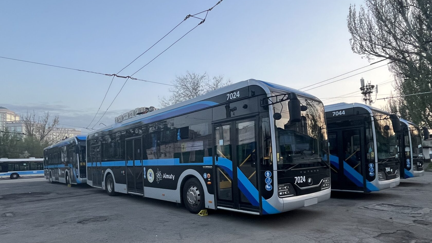 Алматыда троллейбус 22 жасар жігітті қағып кетті