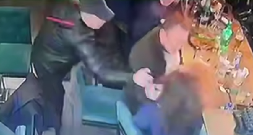 Алматыда полиция қызметкерін өлтіру: төбелестің басталу бейнесі табылды