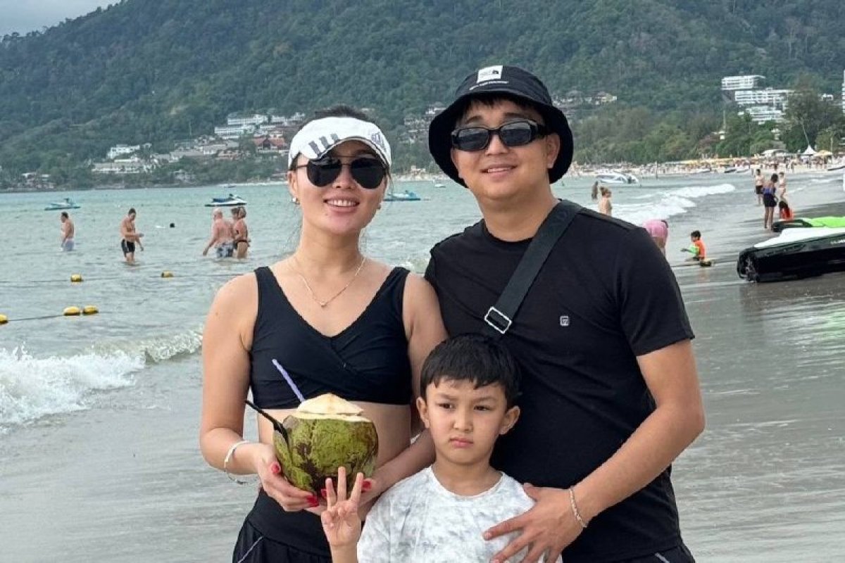 «Жаңалық айтайын ба?»: Алты жас үлкен әйелінен ажырасып кеткен әнші қайта табысқан