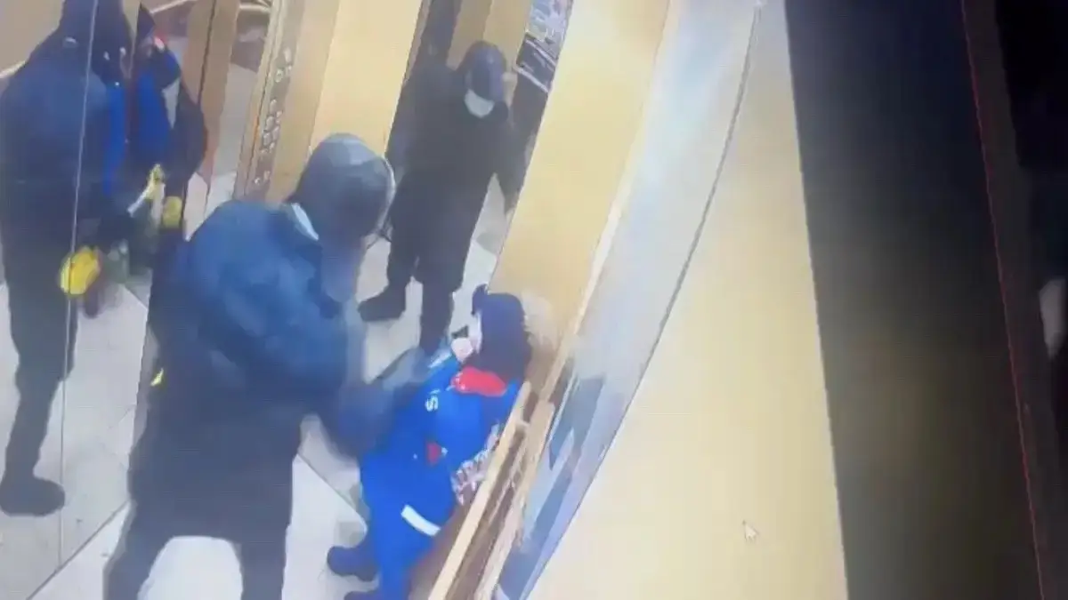 Лифтіде 5 жасар баланы пышақтаған жасөспірімді ауруханада санитар соққыға жыққан