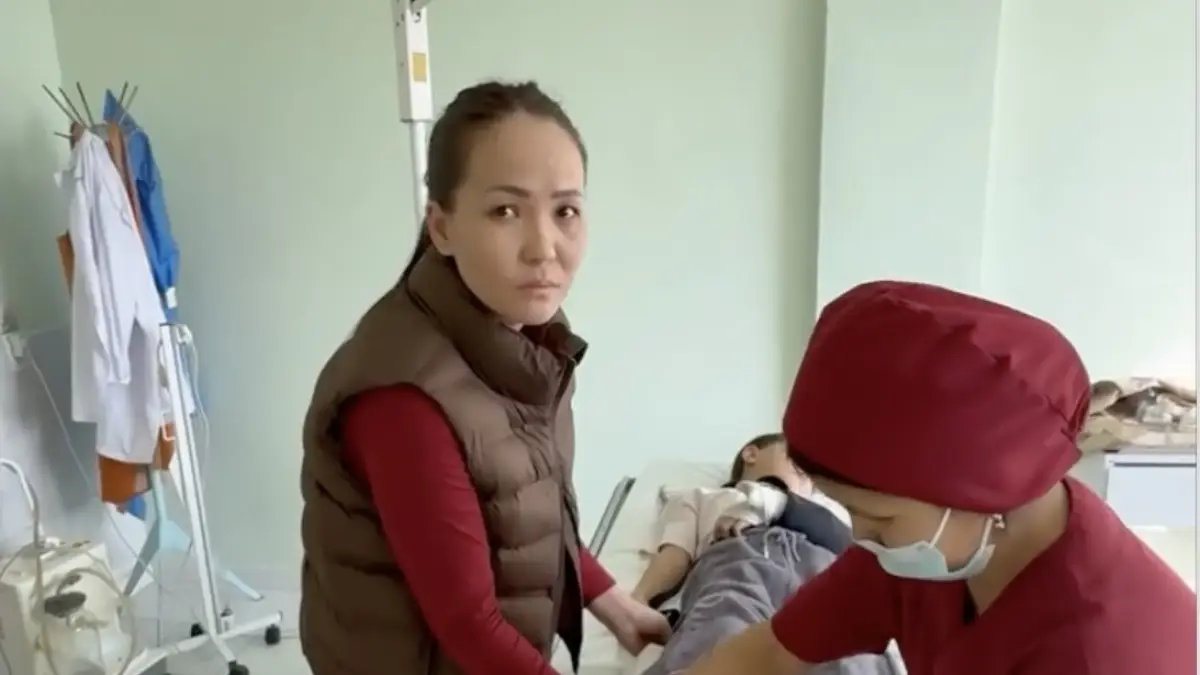 Маскадағы жігіт үш баласымен бірге таксист болып жүрген жалғызбасты анаға үй сыйлады